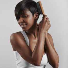 beaute-femme-noire-aux-cheveux-courts-peigne_633478-391